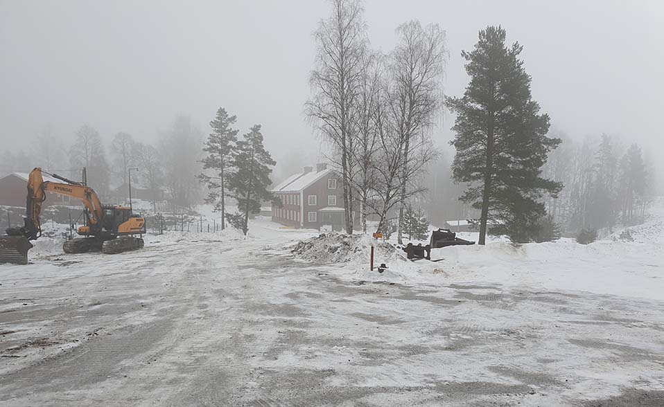 Fotot är taget vid Knektschaktet ned mot Vandrarhemmet vid Sala Silvergruva och visar det området  där miljöåtgärder nu påbörjas. På bilden syns en grävmaskin, det är snöigt